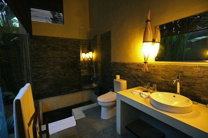 Imagen de la habitación del Hotel Surya Kembar Villas. Foto 14