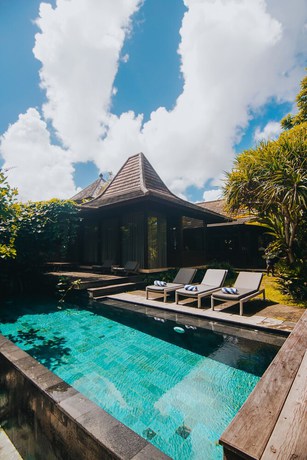 Imagen de la habitación del Hotel Surya Kembar Villas. Foto 17