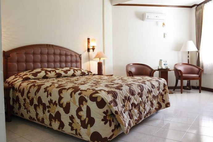 Imagen de la habitación del Hotel Surya Pesona Beach. Foto 5