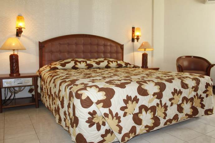 Imagen de la habitación del Hotel Surya Pesona Beach. Foto 13