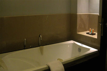 Imagen de la habitación del Hotel Surya and Cottages Prigen. Foto 3