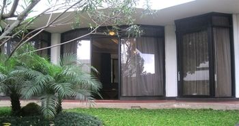 Imagen de la habitación del Hotel Surya and Cottages Prigen. Foto 7