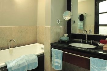 Imagen de la habitación del Hotel Surya and Cottages Prigen. Foto 8