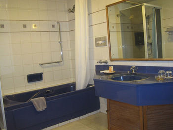 Imagen de la habitación del Hotel Surya and Cottages Prigen. Foto 12