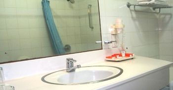 Imagen de la habitación del Hotel Surya and Cottages Prigen. Foto 13