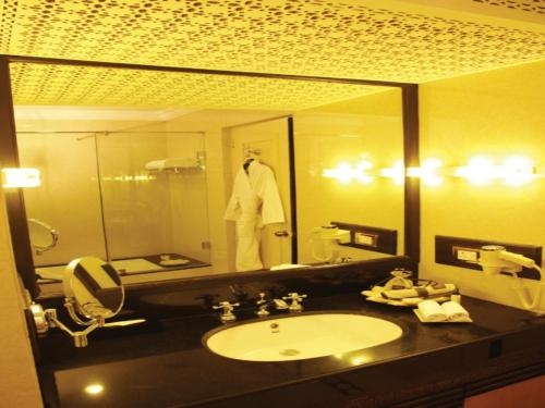 Imagen de la habitación del Hotel Suryagarh. Foto 8