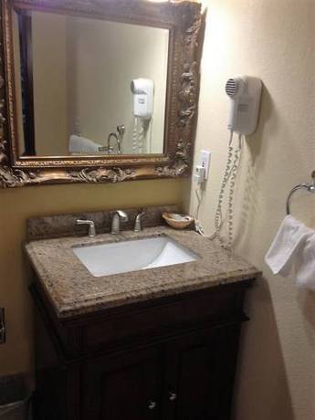 Imagen de la habitación del Hotel Sutton Suites. Foto 1