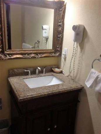 Imagen de la habitación del Hotel Sutton Suites. Foto 2