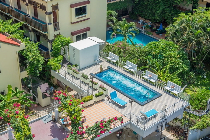 Imagen de los exteriores del Hotel Sutus Court 4. Foto 14