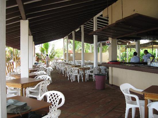 Imagen del bar/restaurante del Hotel Suyapa Beach. Foto 3