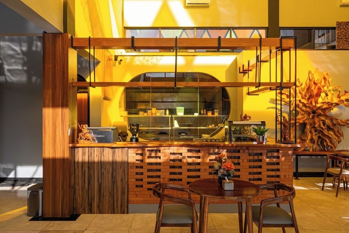 Imagen del bar/restaurante del Hotel Svarnabumi. Foto 4