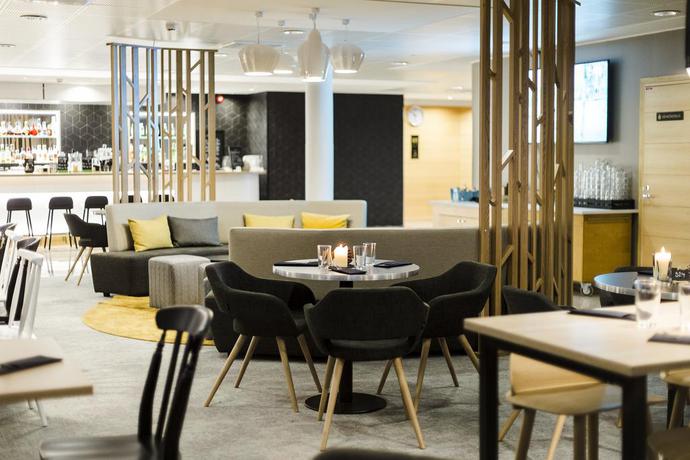 Imagen del bar/restaurante del Hotel Sveitsi. Foto 2