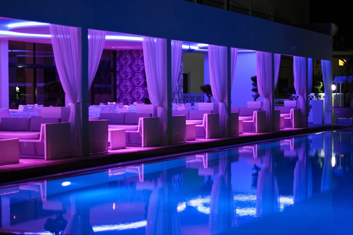 Imagen de la piscina del Hotel Sveltos. Foto 16