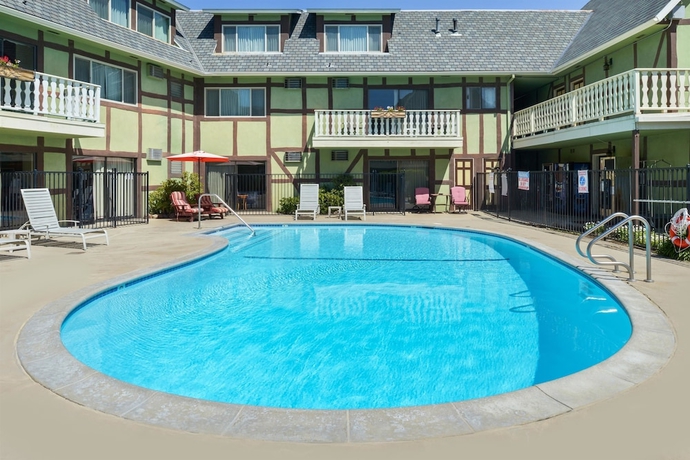 Imagen de la piscina del Hotel Svendsgaard's Lodge- Americas Best Value Inn & Sui. Foto 18