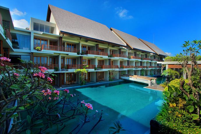 Imagen de la piscina del Hotel Swarga Suites Bali Berawa. Foto 8