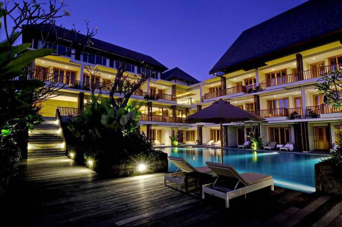 Imagen de la piscina del Hotel Swarga Suites Bali Berawa. Foto 9