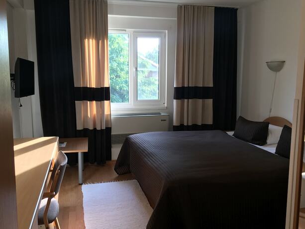 Imagen de la habitación del Hotel Swedish Village. Foto 19