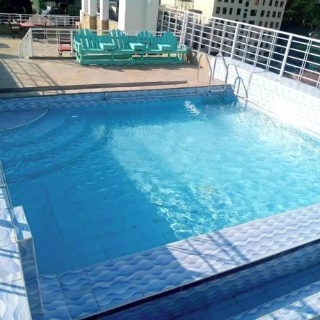 Imagen de la piscina del Hotel Sweet Bargain. Foto 14