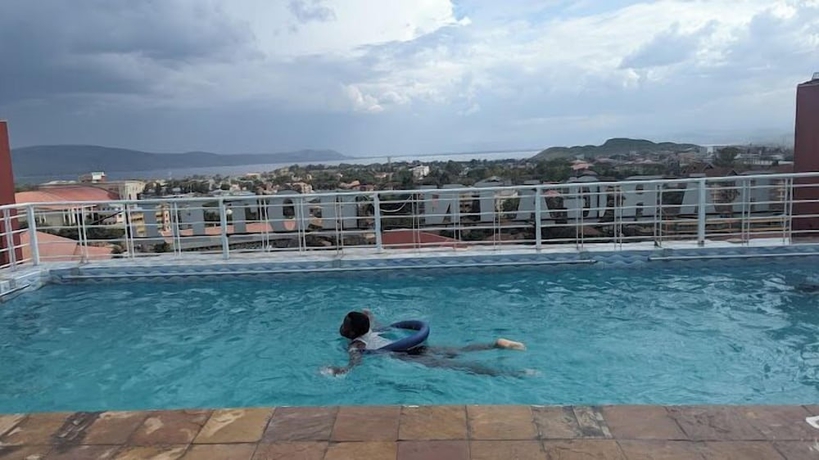 Imagen de la piscina del Hotel Sweet Bargain. Foto 15