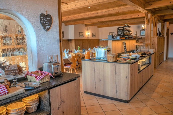 Imagen del bar/restaurante del Hotel Sweet Cherry Boutique and Guesthouse Tyrol. Foto 3