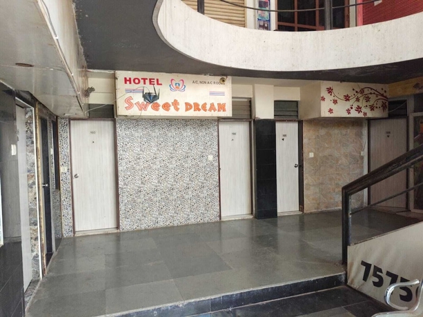 Imagen de los interiores del Hotel Sweet Dream, Rajkot. Foto 14