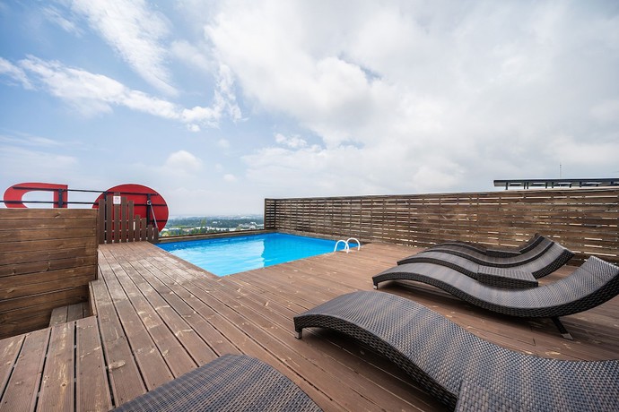 Imagen de la piscina del Hotel Sweetmay Jeju. Foto 15
