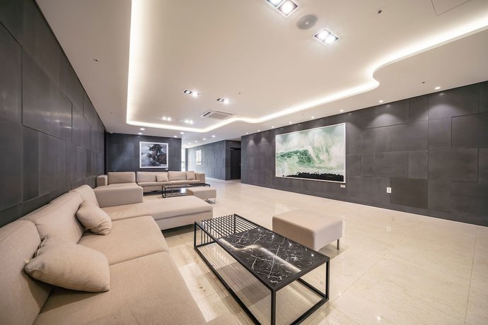 Imagen de los interiores del Hotel Sweetmay Jeju. Foto 14
