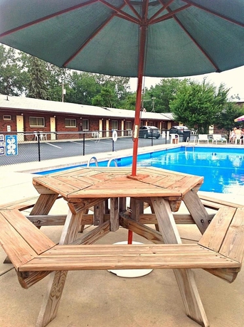 Imagen de la piscina del Hotel Swiss Cottage Inn. Foto 7