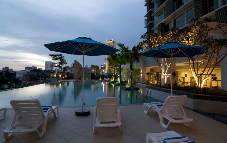 Imagen de la piscina del Hotel Swiss Garden Residences Bukit Bintang Kuala Lumpur. Foto 14