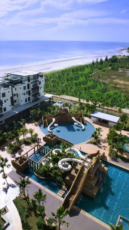 Imagen de la piscina del Hotel Swiss Garden Resort Residences Kuantan. Foto 17