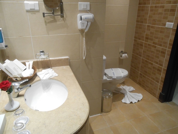 Imagen de la habitación del Hotel Swiss Inn Teda and Aquapark. Foto 13