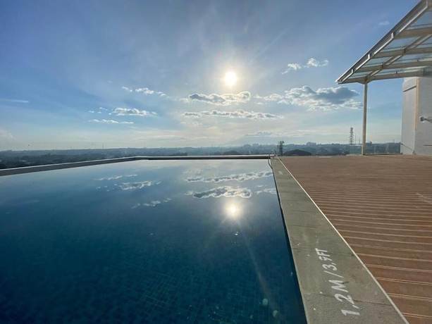 Imagen de la piscina del Hotel Swiss-Belhotel Solo. Foto 20