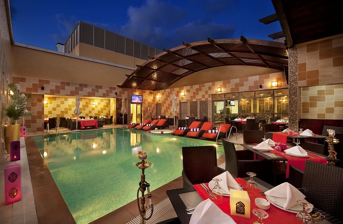 Imagen de la piscina del Hotel Swiss-belhotel Corniche. Foto 15
