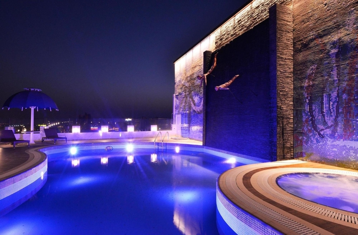 Imagen de la piscina del Hotel Swiss-belhotel Seef Bahrain. Foto 14