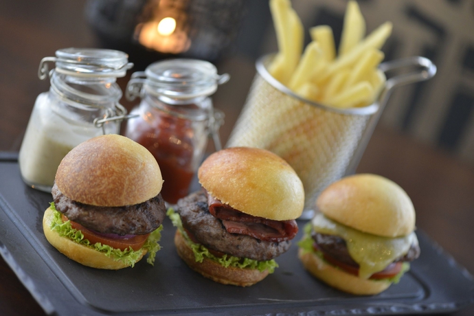 Imagen del bar/restaurante del Hotel Swiss-belhotel Seef Bahrain. Foto 2