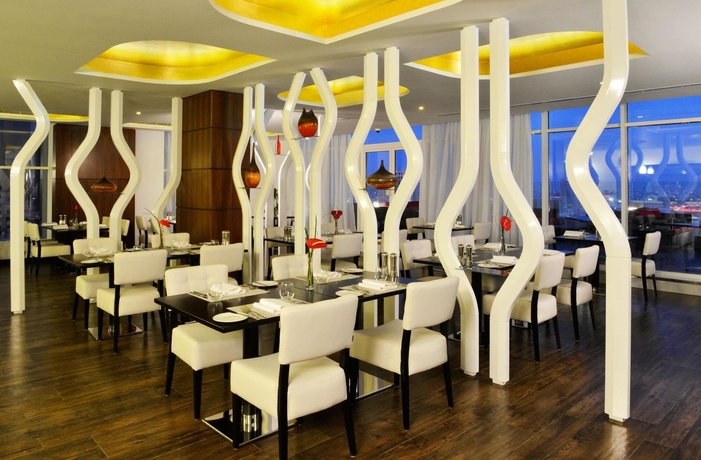 Imagen del bar/restaurante del Hotel Swiss-belhotel Seef Bahrain. Foto 6