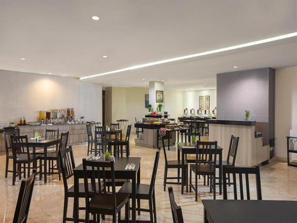Imagen del bar/restaurante del Hotel Swiss-belinn Cibitung - Chse Certified. Foto 3