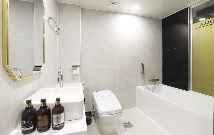 Imagen de la habitación del Hotel Swissbella. Foto 13