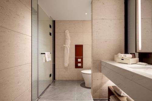 Imagen de la habitación del Hotel Swissôtel Beijing Hong Kong Macau Center. Foto 10