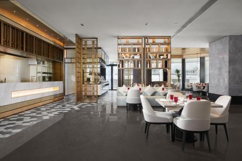 Imagen del bar/restaurante del Hotel Swissôtel Beijing Hong Kong Macau Center. Foto 9