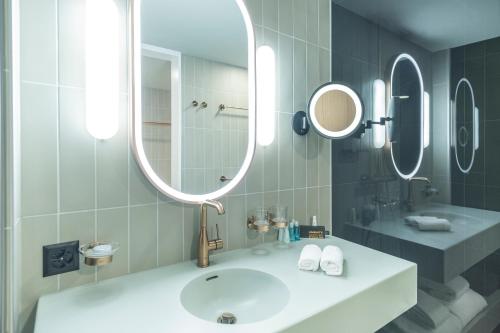 Imagen de la habitación del Hotel Swissôtel Kursaal Bern. Foto 8