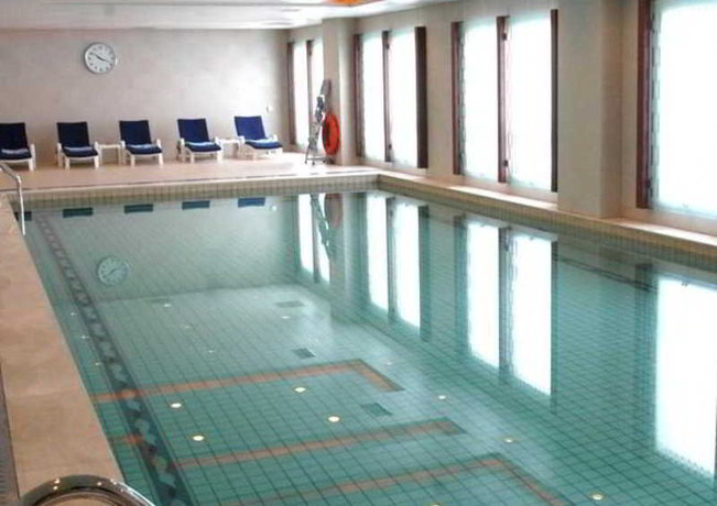 Imagen de la piscina del Hotel Swiss&ocirc;tel Shenyang. Foto 20