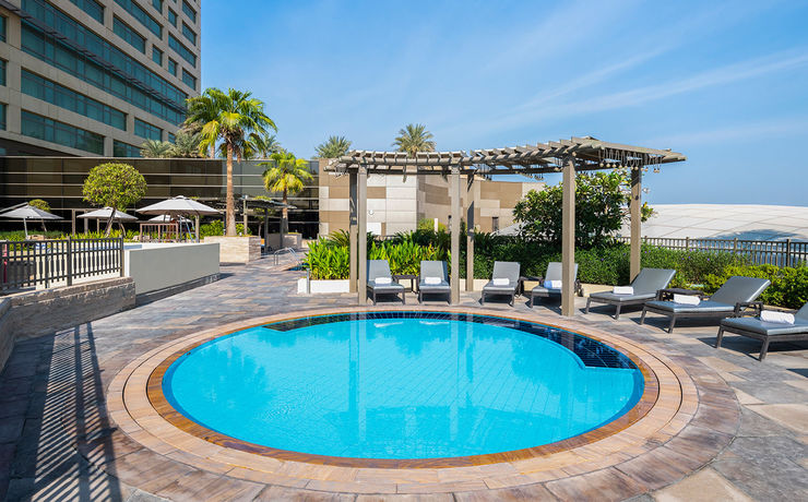 Imagen de la piscina del Hotel Swissotel Al Ghurair. Foto 18