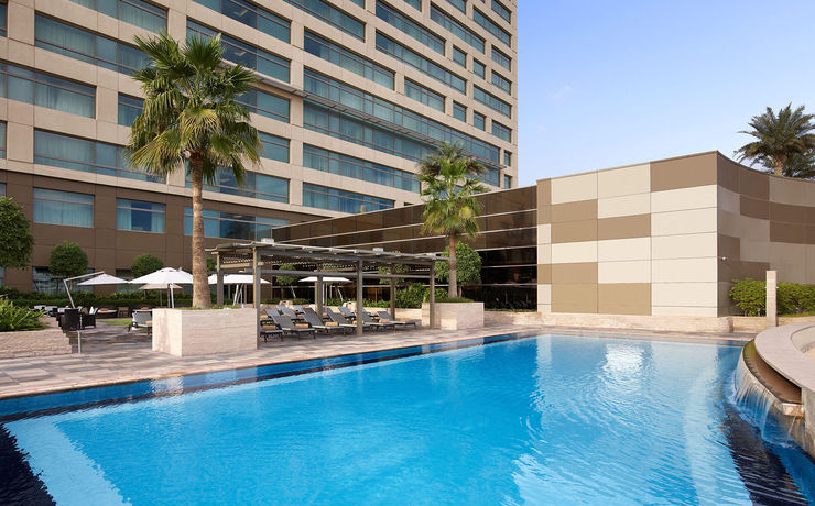Imagen de la piscina del Hotel Swissotel Al Ghurair. Foto 19