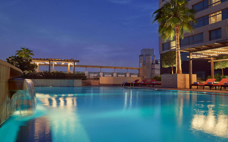 Imagen de la piscina del Hotel Swissotel Al Ghurair. Foto 20