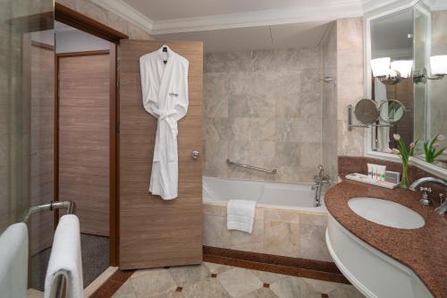 Imagen de la habitación del Hotel Swissotel Bangkok Ratchada. Foto 13