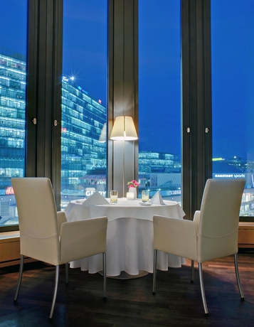 Imagen del bar/restaurante del Hotel Swissotel Berlin. Foto 2