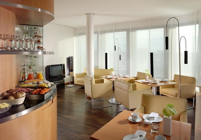 Imagen del bar/restaurante del Hotel Swissotel Berlin. Foto 3