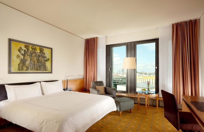Imagen de la habitación del Hotel Swissotel Berlin. Foto 10