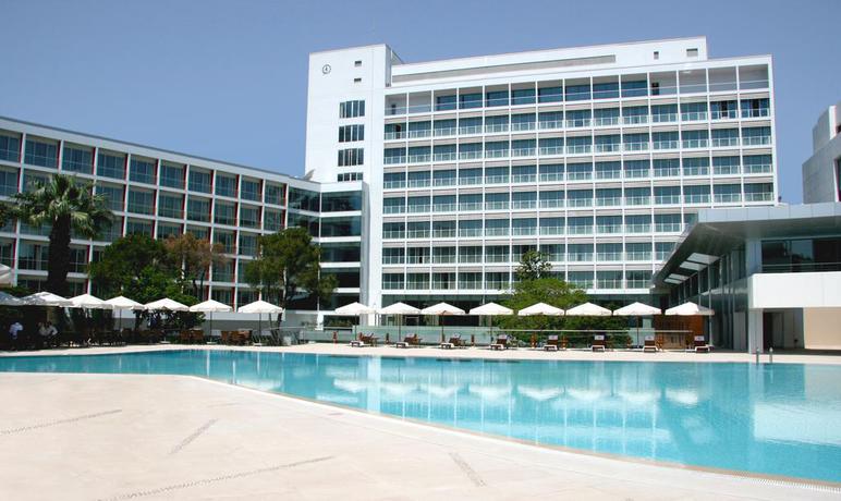 Imagen de la piscina del Hotel Swissotel Buyuk Efes Izmir. Foto 14